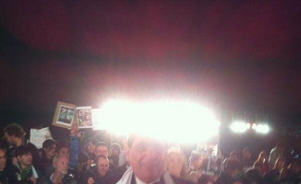 Finalmente, Cacho Rubio pudo ingresar al Teatro Colón (Foto: @AngeldebritoOk). 