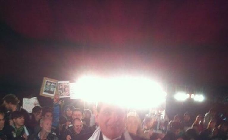 Finalmente, Cacho Rubio pudo ingresar al Teatro Colón (Foto: @AngeldebritoOk). 