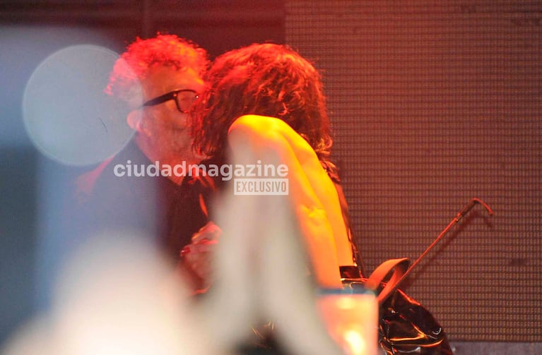 Fito Páez y Sofía Gala chaparon a la vista de todos sobre el escenario de Niceto. (Foto: Movilpress)