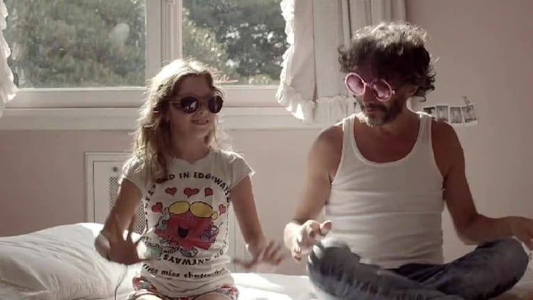 Fito Páez y su hija Margarita en el video que lleva el nombre de la niña. (Foto: Captura video)