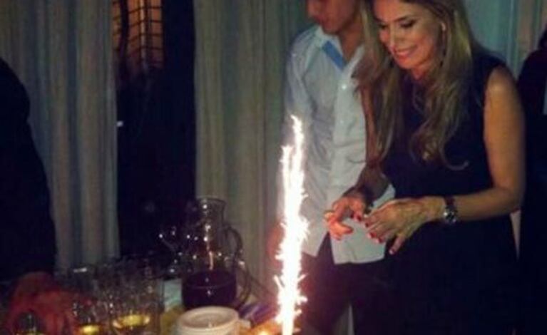 Flavia Palmiero festejó su cumpleaños en su casa con amigos. (Foto: @pelumir)