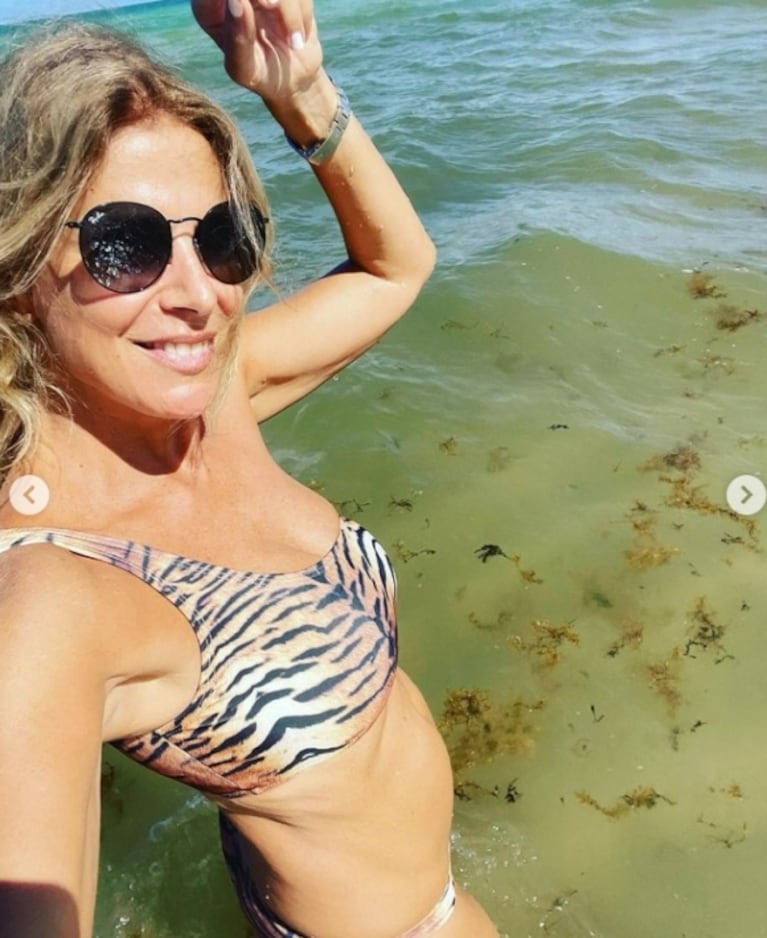 Flavia Palmiero impactó con una microbikini animal print en Miami