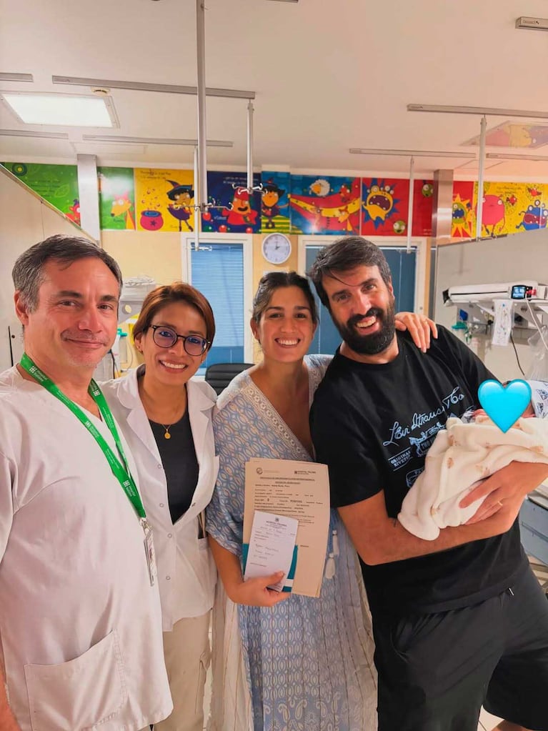 Flavio Azzaro, su esposa Sol, su hijo Piero y los médicos que atendieron el parto (Foto: Instagra @flavioazzaro)