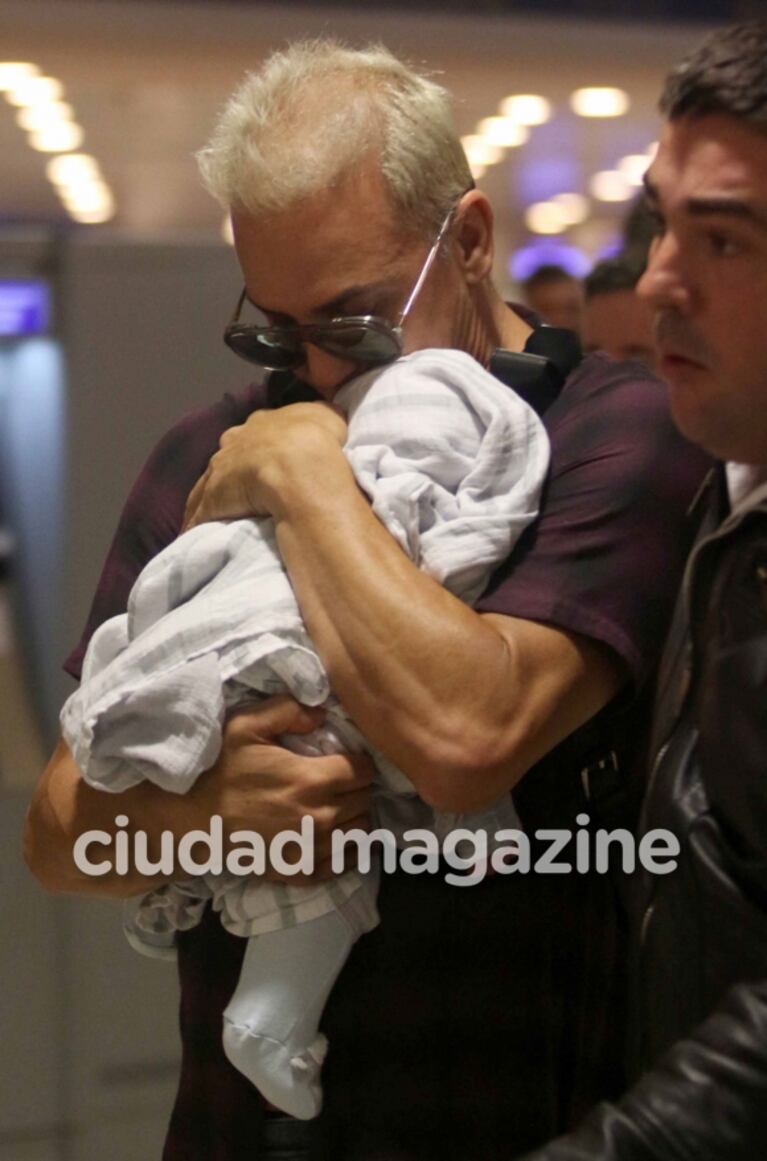 Flavio Mendoza arribó a la Argentina junto a su bebé, Dionisio, un día después de su primer cumplemes