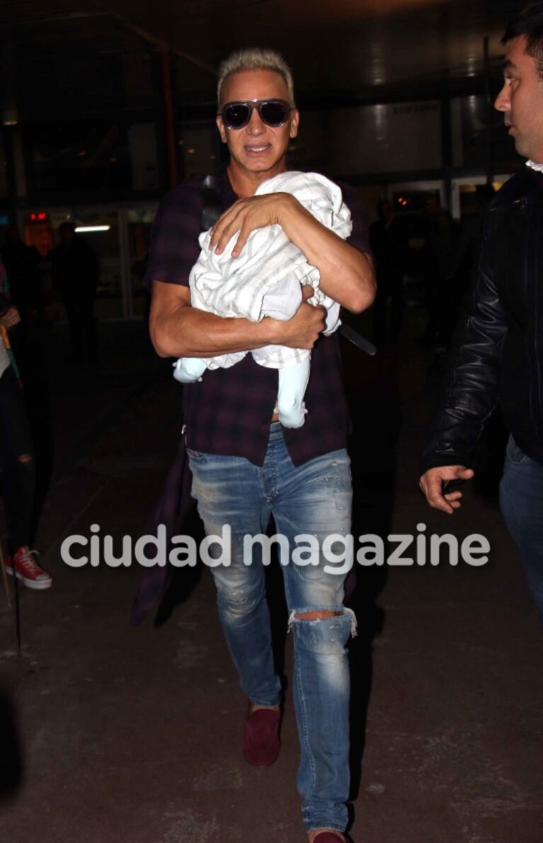 Flavio Mendoza arribó a la Argentina junto a su bebé, Dionisio, un día después de su primer cumplemes