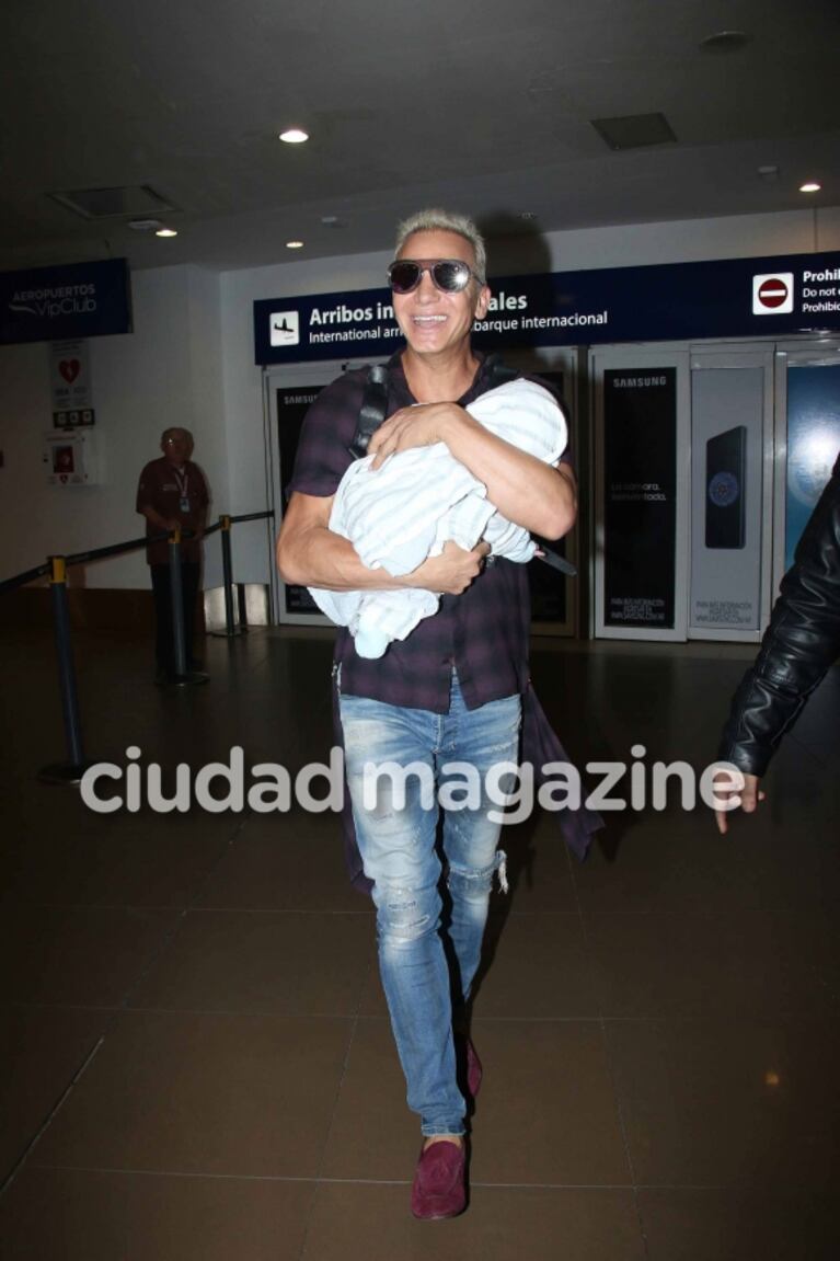 Flavio Mendoza arribó a la Argentina junto a su bebé, Dionisio, un día después de su primer cumplemes