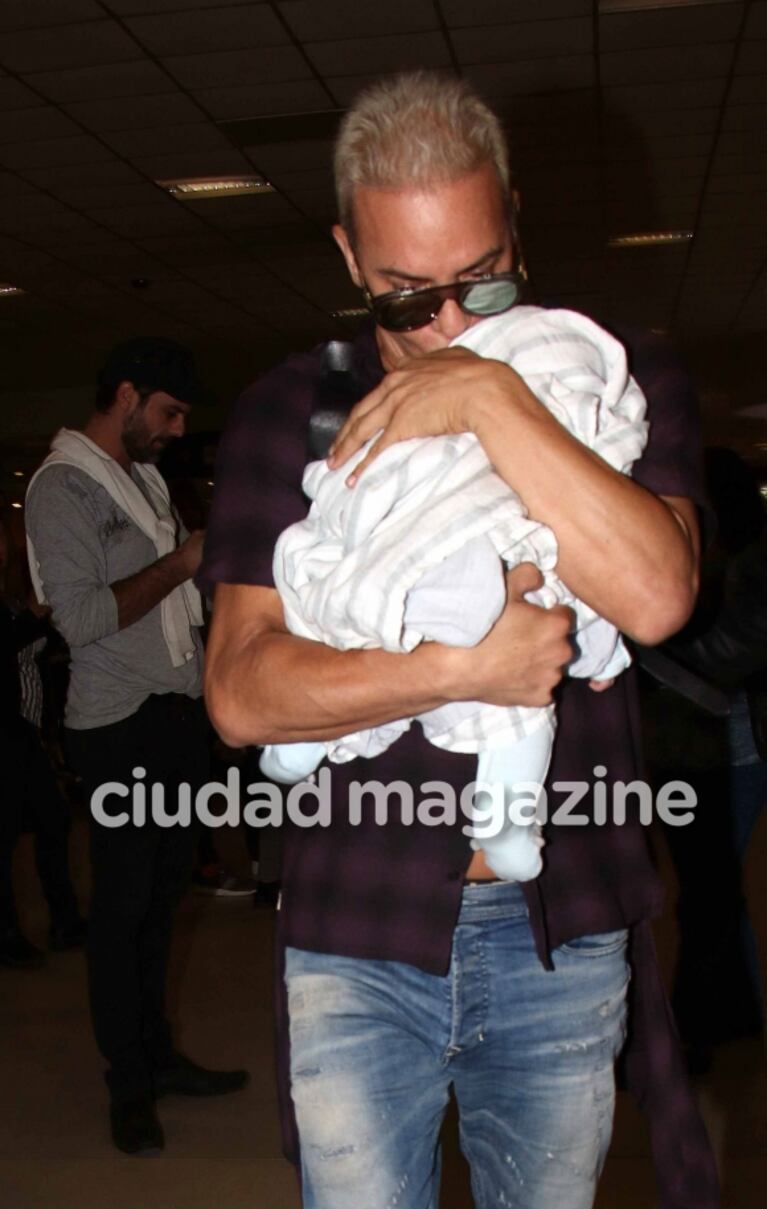 Flavio Mendoza arribó a la Argentina junto a su bebé, Dionisio, un día después de su primer cumplemes