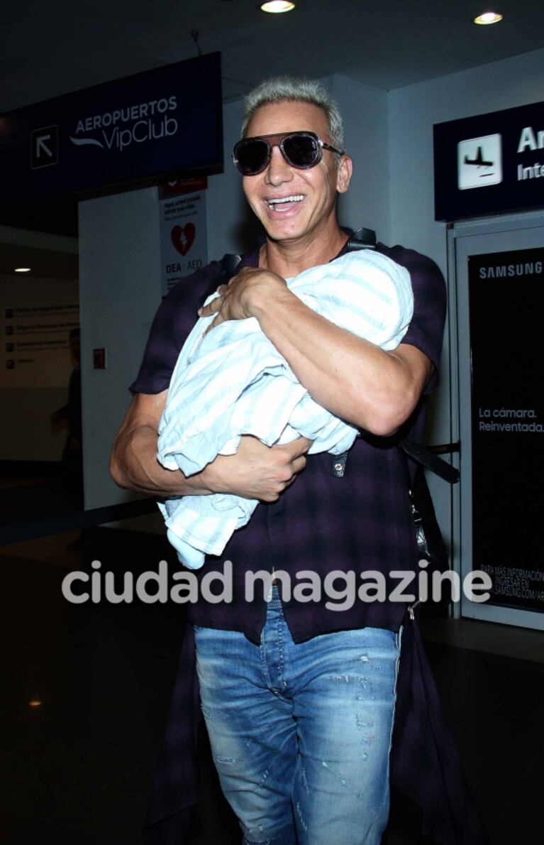 Flavio Mendoza arribó a la Argentina junto a su bebé, Dionisio, un día después de su primer cumplemes