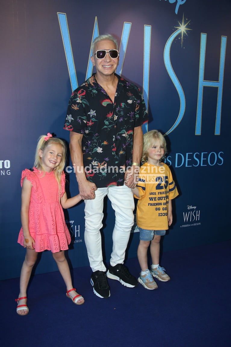 Flavio Mendoza con Matilda Salazar y Dionisio en un evento infantil (Foto: Movilpress).