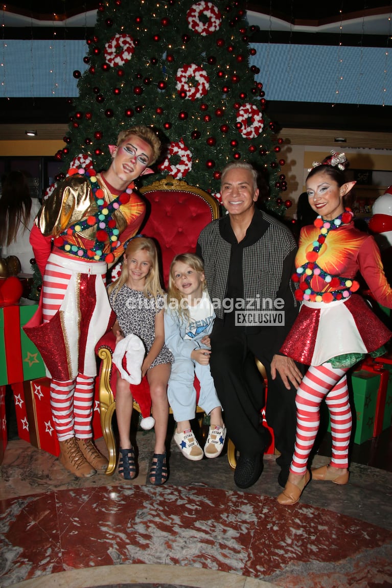 Flavio Mendoza con su hijo y Matilda Salazar en el estreno de Una Mágica Navidad (Foto: Movilpress).