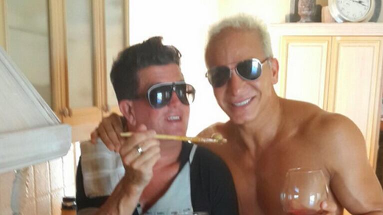 Flavio Mendoza con su sunga rosa, junto a Marcelito de XT, que le preparó pollo a la cazadora. (Foto: @flaviomendoza)