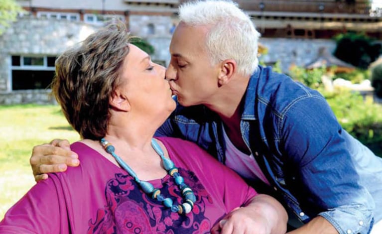 Flavio Mendoza y su mamá, en una dulce producción de fotos (Foto: Gente). 