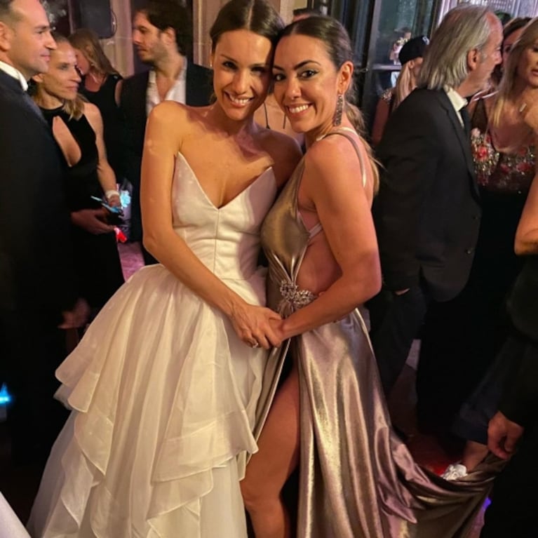 Floppy Tesouro, ¿a los besos? en la boda de Pampita con un amigo de Roberto García Moritán