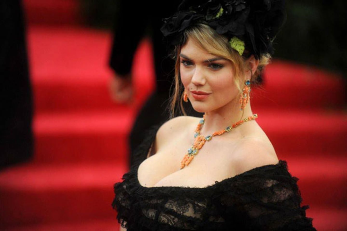 Flor compartió una imagen de Kate Upton en Cannes con un look similar (Foto: Facebook). 