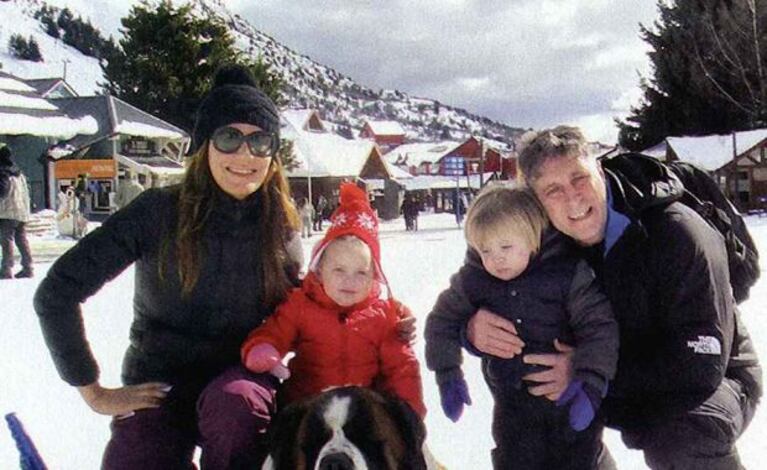 Flor de la V, junto a sus dos hijos y su marido disfrutando de la nieve. (Foto: revista Gente)