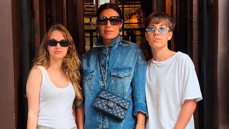 Flor de la V junto a sus hijos, Paul e Isabella (Foto: Instagram @flordelave)