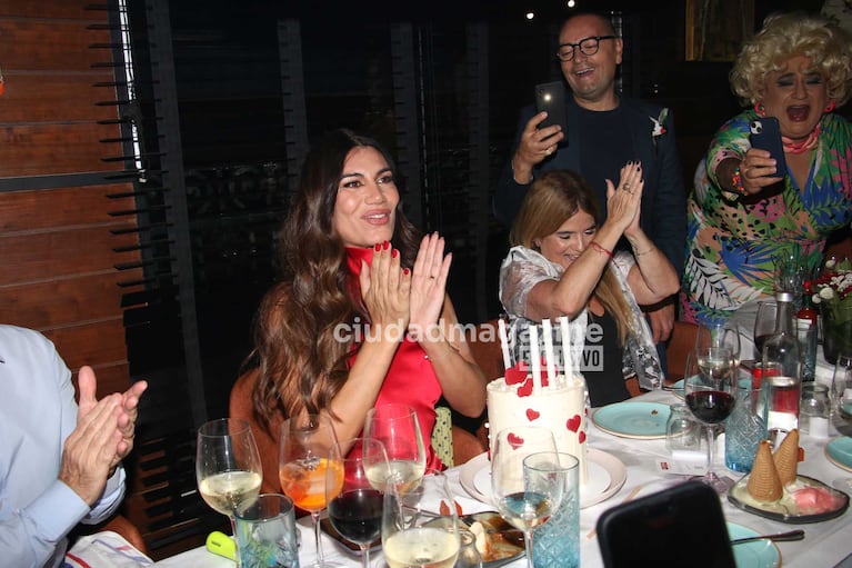 Flor de la Ve y sus invitados a la hora d ela torta (Foto: Movilpress)