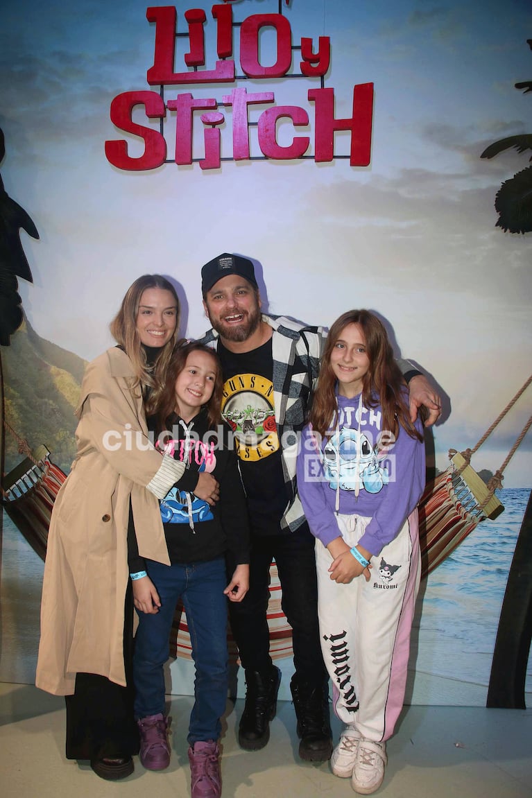 Flor Otero y Germán Tripel con su hija en la premiere de Lilo & Stitch (Foto: Movilpress).