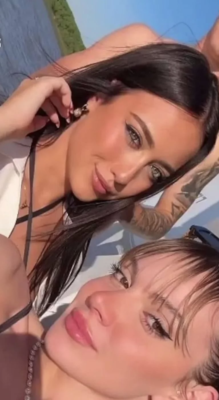 Flor paseó en yate con futbolistas de Independiente.
