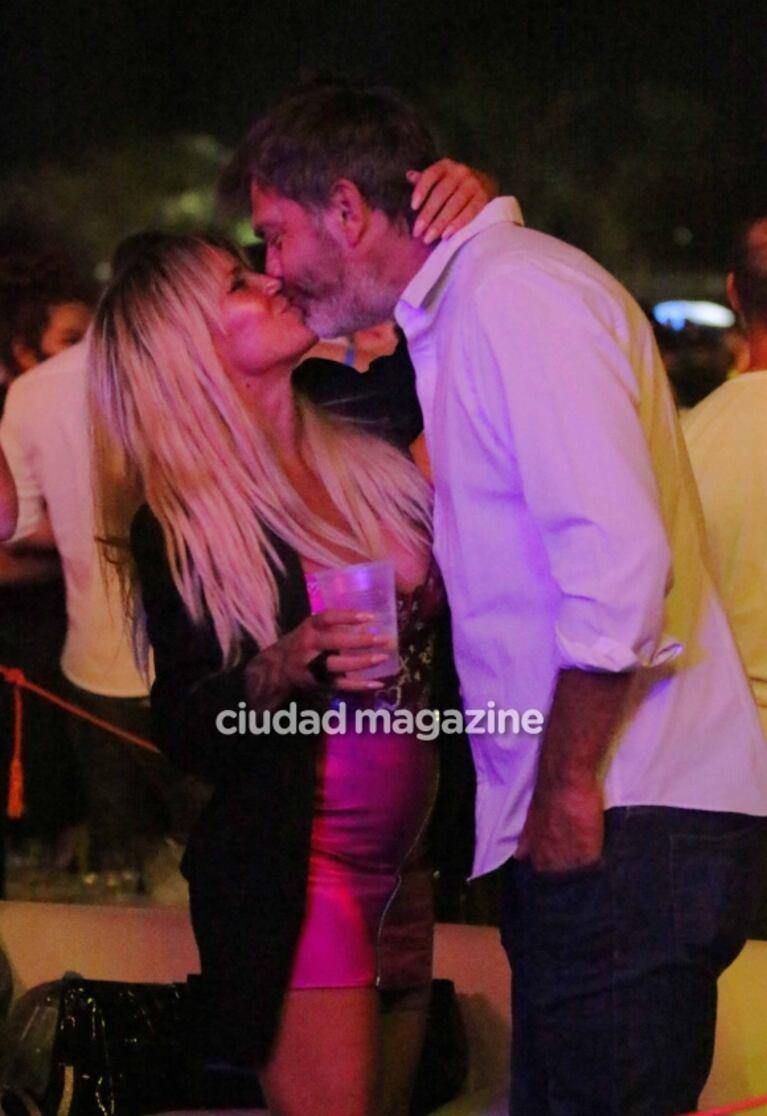 Flor Peña y Ramiro Ponce de León, a puro mimo y risas en una fiesta electrónica en el Hipódromo de Palermo