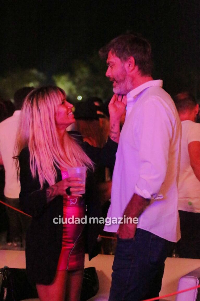 Flor Peña y Ramiro Ponce de León, a puro mimo y risas en una fiesta electrónica en el Hipódromo de Palermo