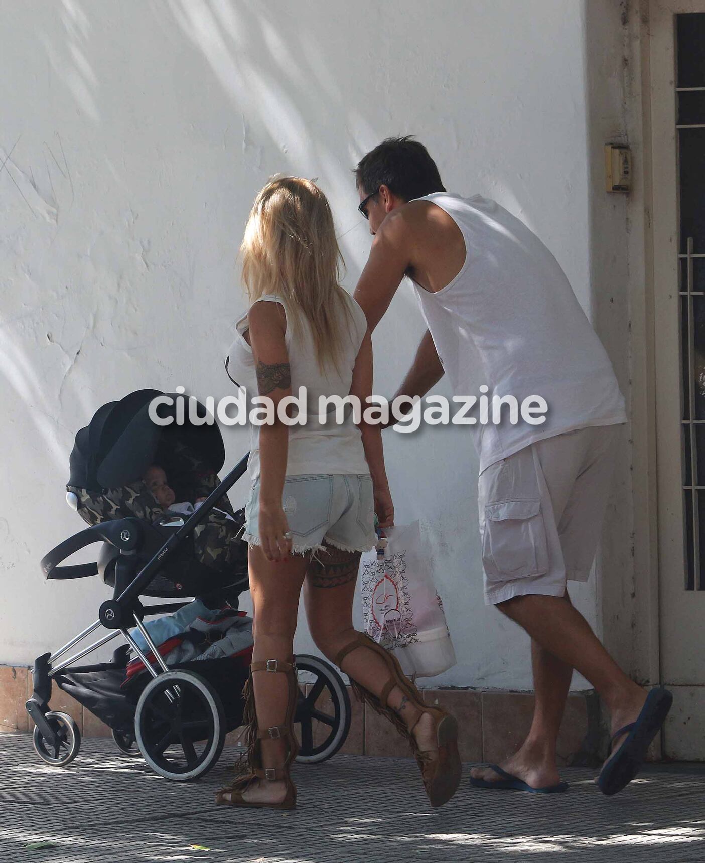 Flor Peña y Ramiro Ponce de León, de paseo con Felipe. Foto: Movilpress.