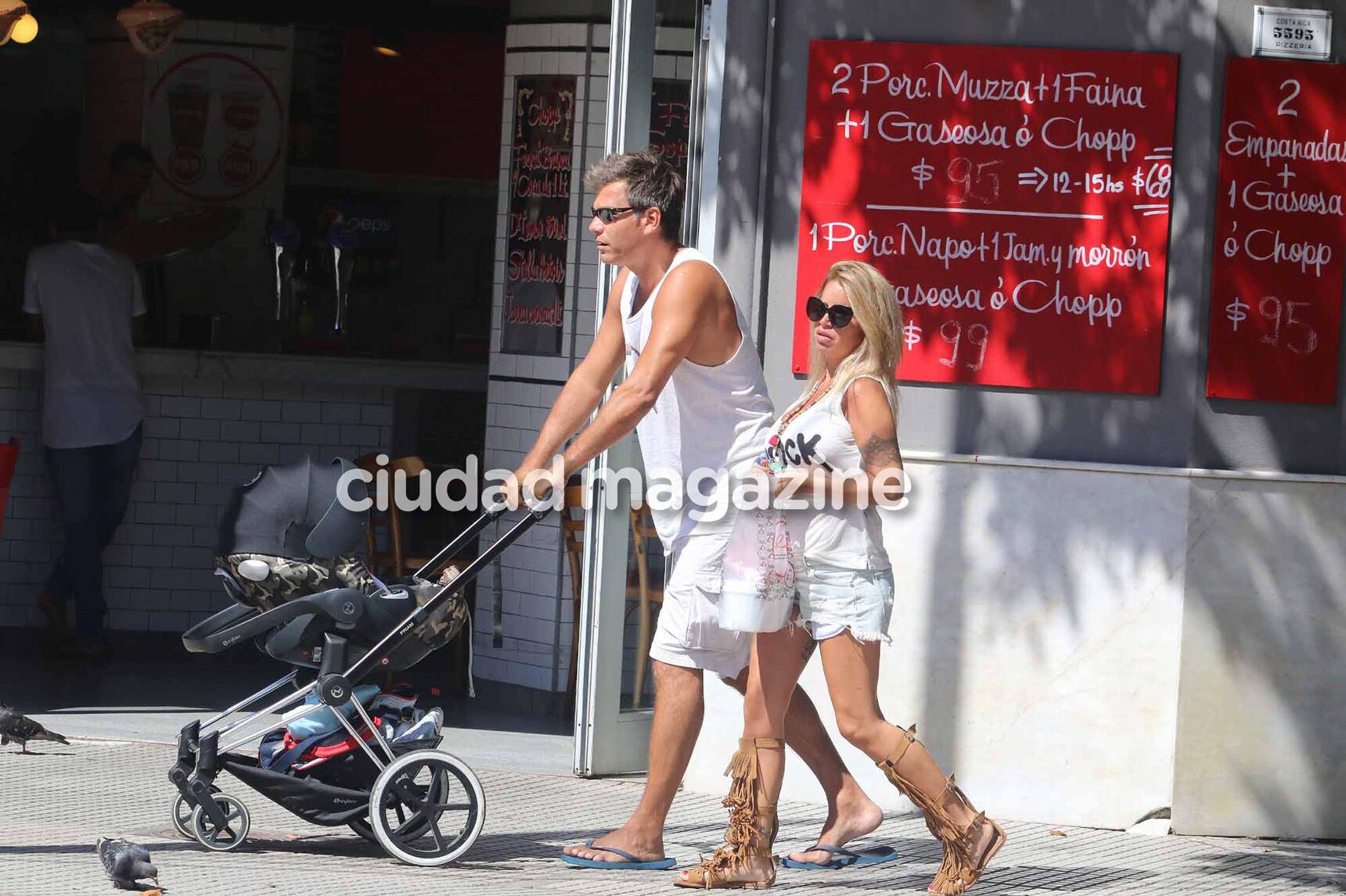 Flor Peña y Ramiro Ponce de León, de paseo con Felipe. Foto: Movilpress.