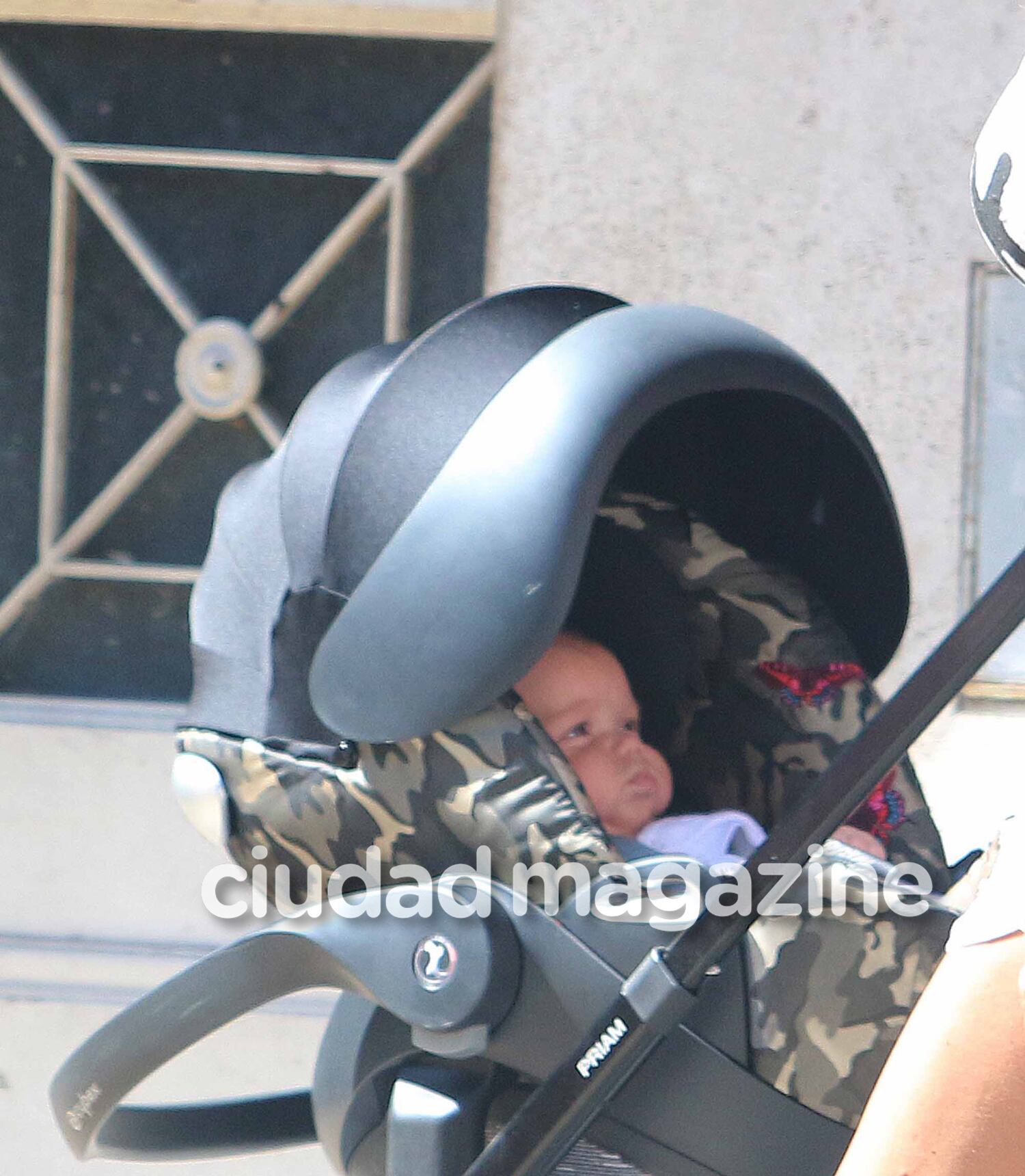 Flor Peña y Ramiro Ponce de León, de paseo con Felipe. Foto: Movilpress.