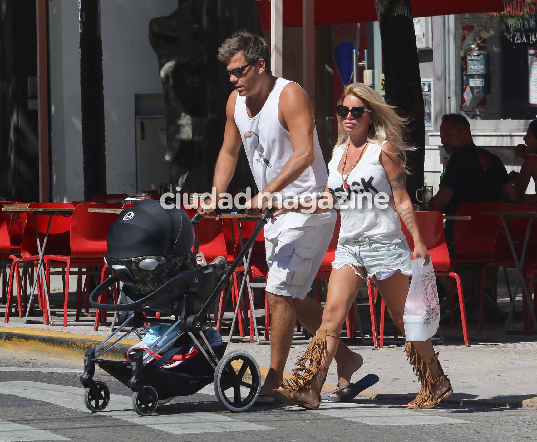 Flor Peña y Ramiro Ponce de León, de paseo con Felipe. Foto: Movilpress.