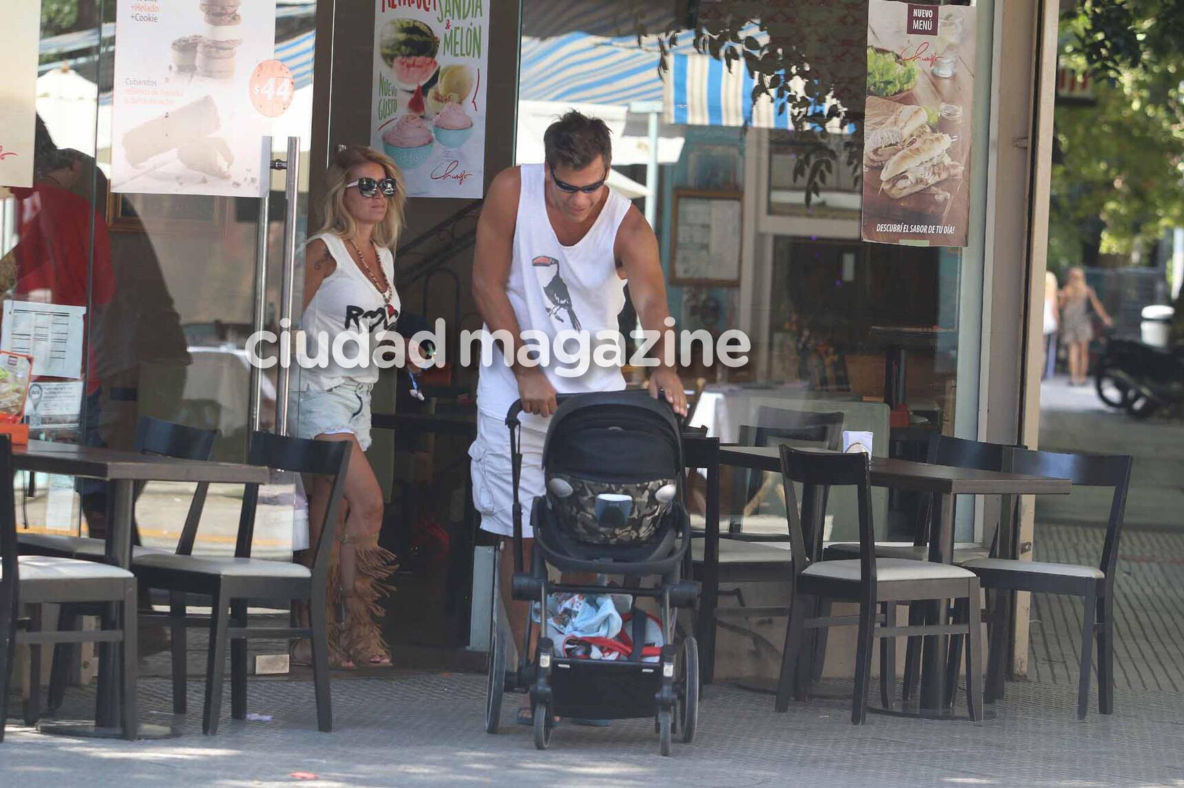 Flor Peña y Ramiro Ponce de León, de paseo con Felipe. Foto: Movilpress.