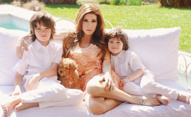 Flor Peña y su costado más tierno, junto a sus dos hijos (Foto: Revista Luz). 