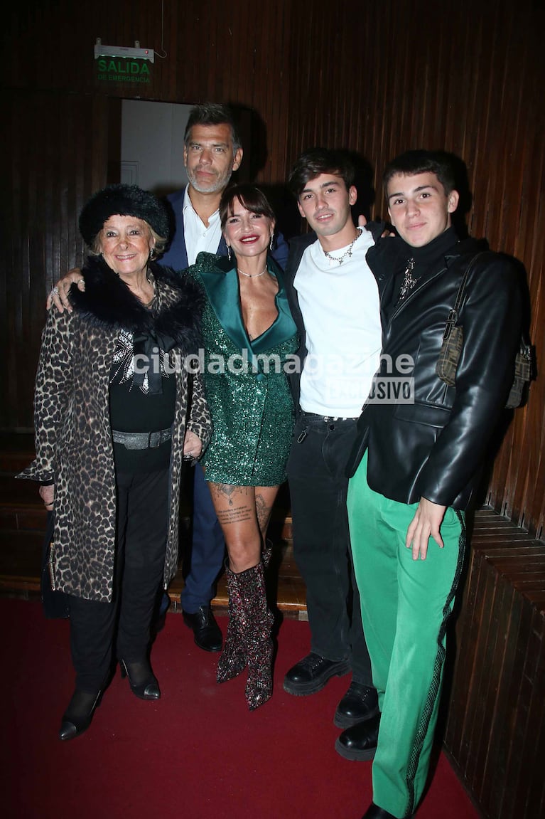 Flor Peña y su familia en el estreno de Mamma Mia (Foto: Movilpress).