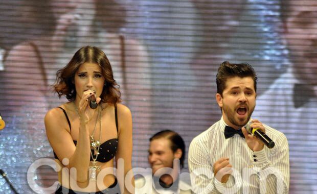 Flor Torrente y Felipe Colombo brindaron un show sobre la pasarela (Foto: Jennifer Rubio). 
