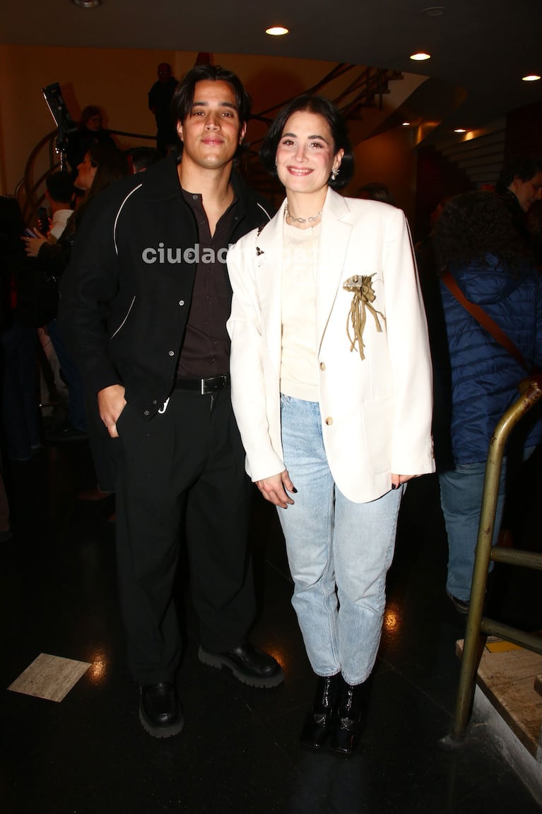 Flor Torrente y su novio en el estreno de Con la Nuestra (Foto: Movilpress).