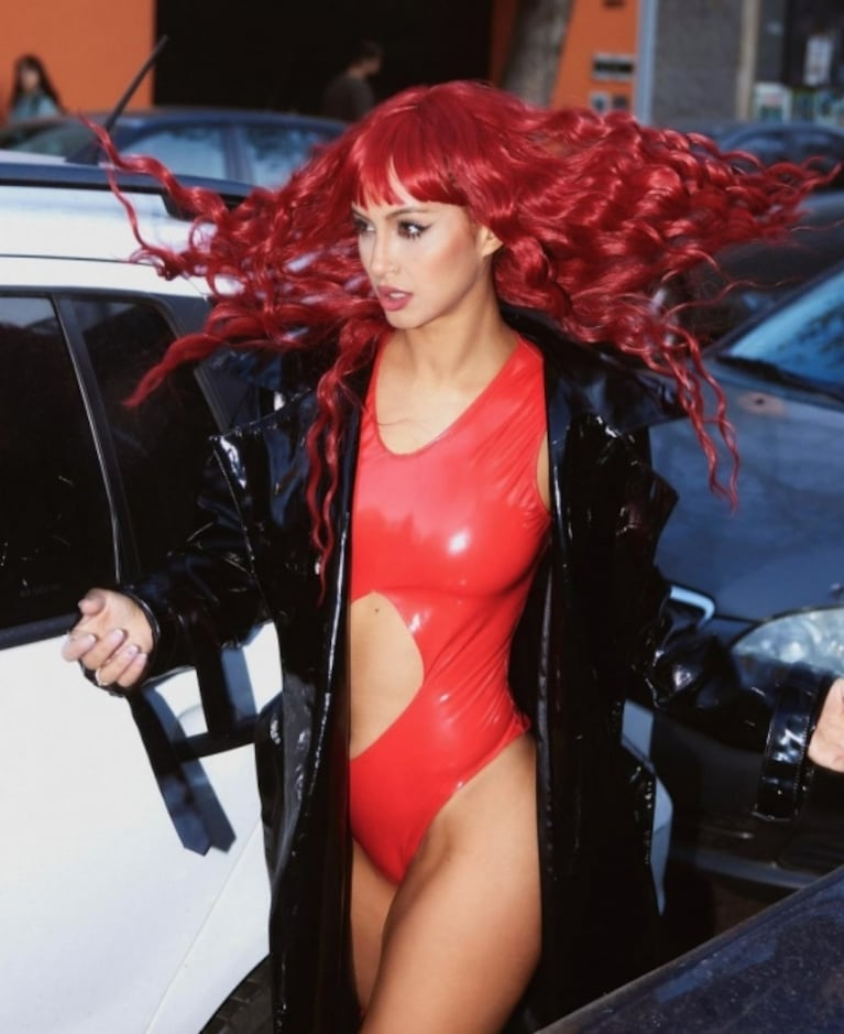 Flor Vigna impactó con un llamativo look: peluca pelirroja y body rojo engomado