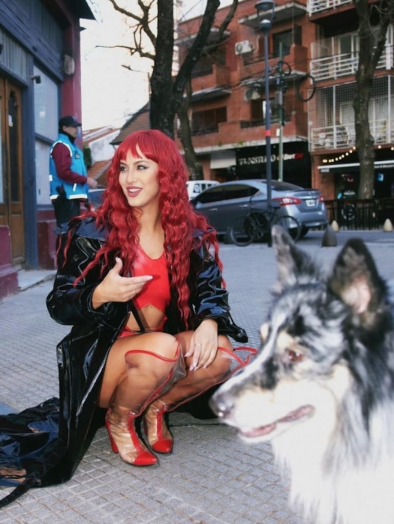 Flor Vigna impactó con un llamativo look: peluca pelirroja y body rojo engomado
