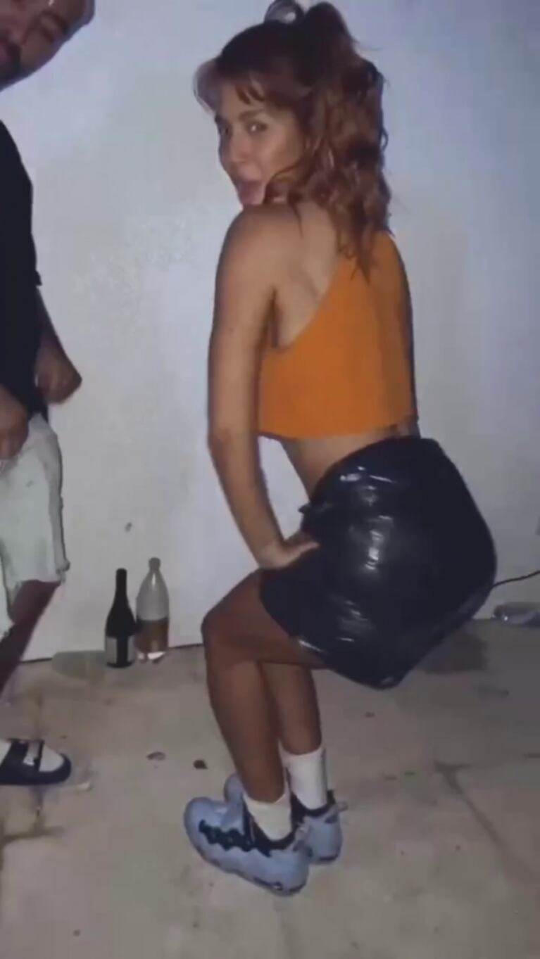 Flor Vigna tuvo un accidente con su ropa y terminó improvisando una insólita pollera: "Pintó la bolsa de residuos"