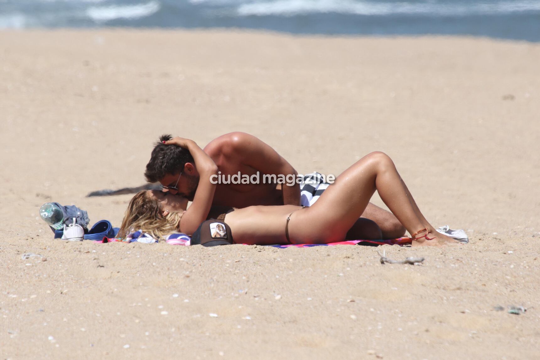 Flor Vigna y Nicolás Occhiatto, mimosos en Punta. Foto: Matías Souto/GM Press
