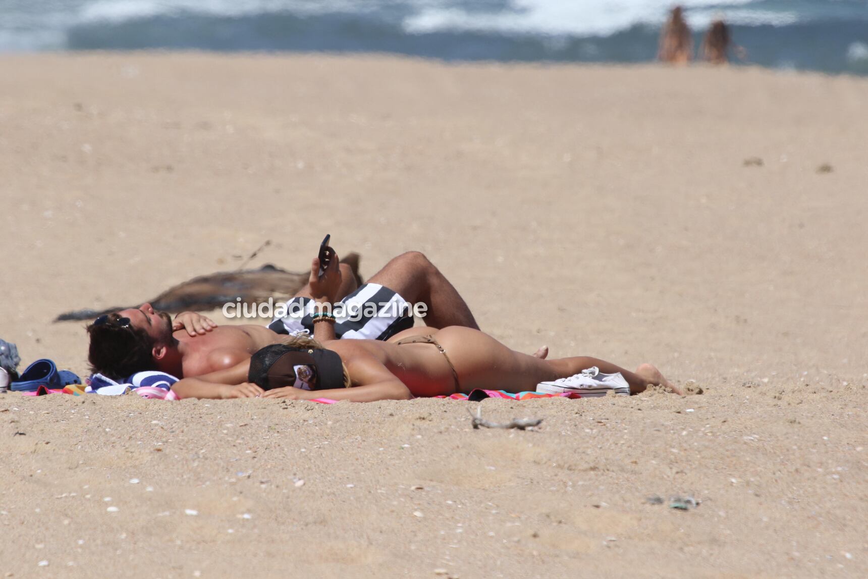 Flor Vigna y Nicolás Occhiatto, mimosos en Punta. Foto: Matías Souto/GM Press