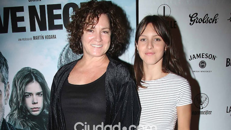 Florencia Bas y Clara Darín en la avant premiere de Nieve Negra. (Foto: MovilPress - Ciudad.com)