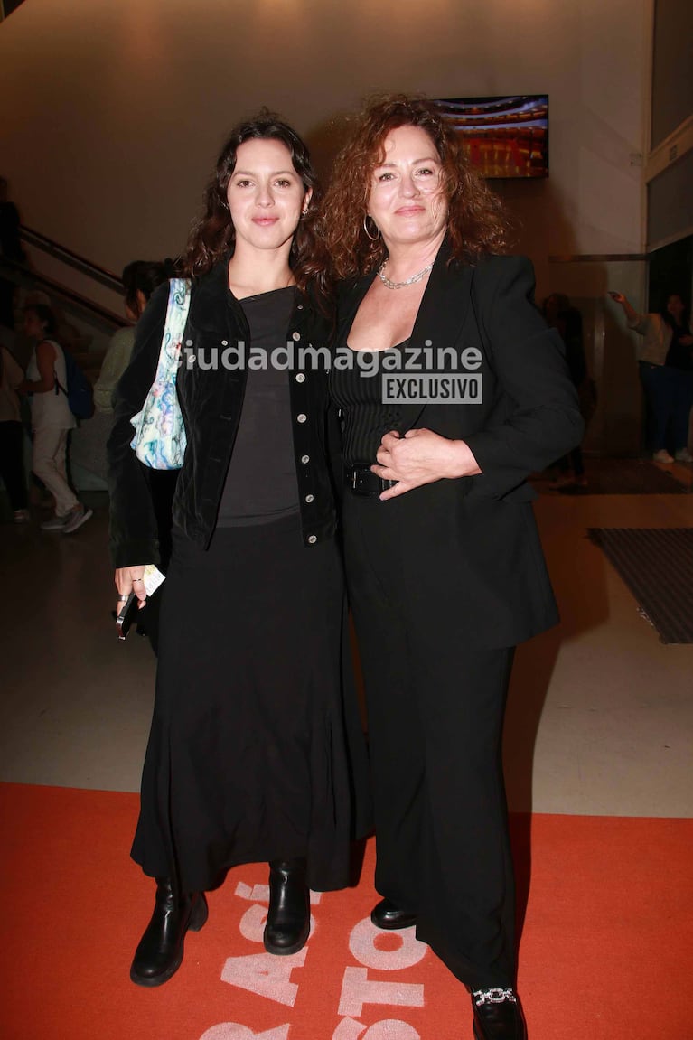 Florencia Bas y Clara Darín fueron a ver a Ricardo y Andrea Pietra al teatro (Foto: Movilpress).
