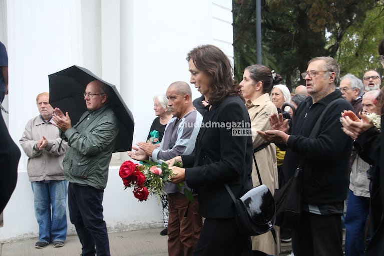 Florencia Brandoni en el entierro de Luis (Foto: Movilpress).
