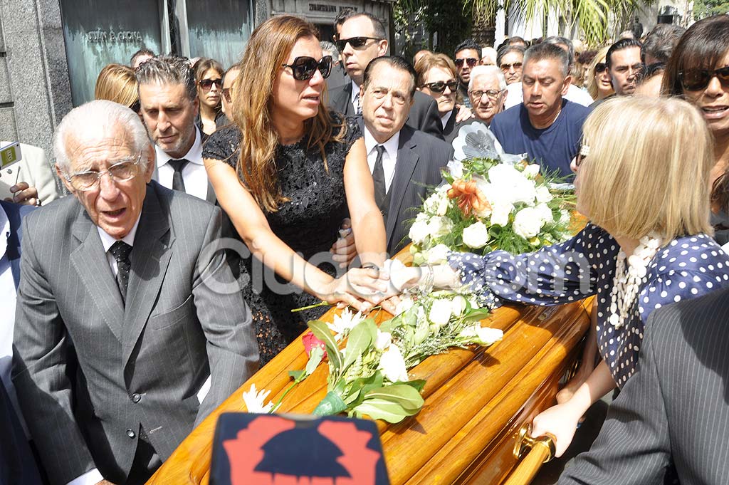 Florencia de la V en el último adiós a Jorge Ibáñez en el cementerio de Recoleta. (Foto: Jennifer Rubio - Ciudad.com)