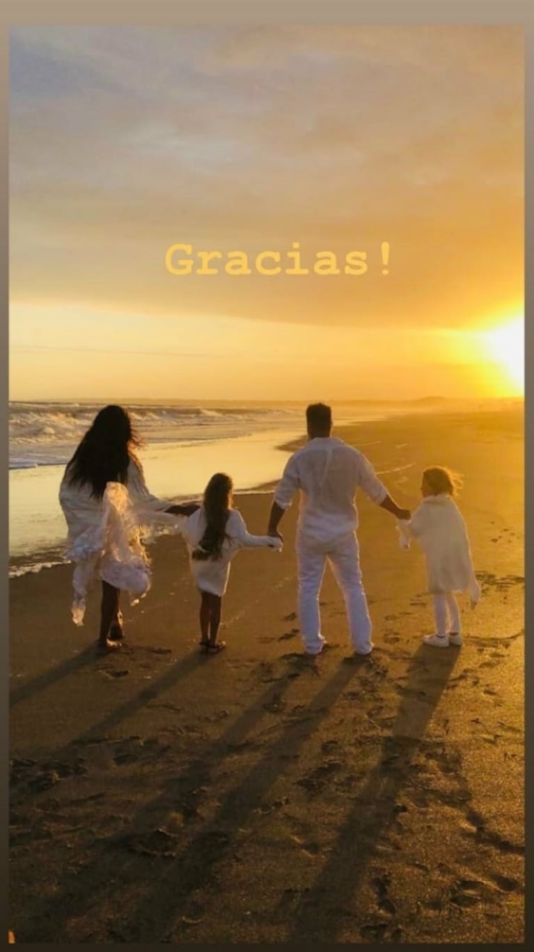 Florencia de la Ve y Pablo Goycochea renovaron sus votos matrimoniales en la playa junto a sus hijos
