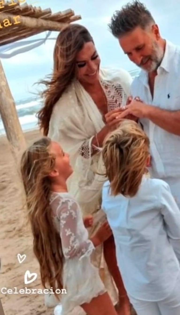 Florencia de la Ve y Pablo Goycochea renovaron sus votos matrimoniales en la playa junto a sus hijos