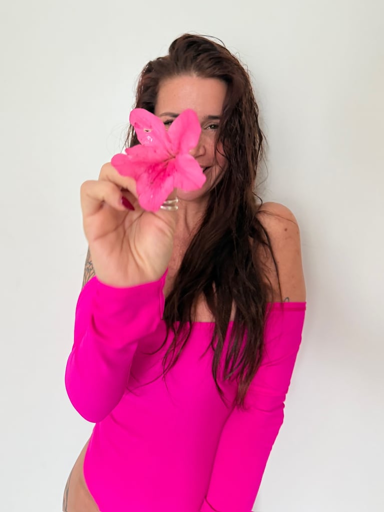 Florencia Peña celebró la llegada de la primera con un body fucsia y a cara lavada | Créditos: Instagram @flor_de_p
