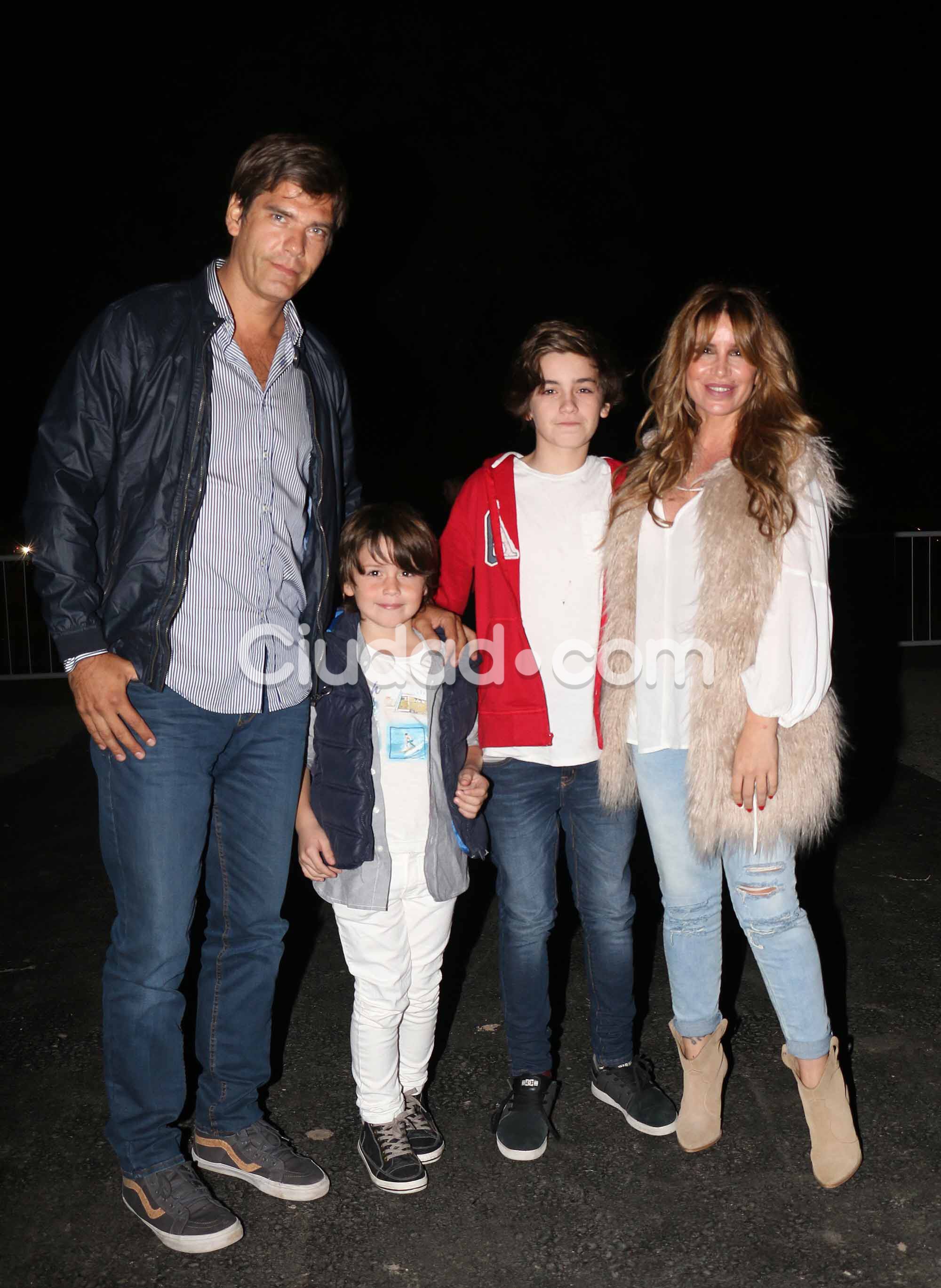 Florencia Peña junto a sus hijos y su novio (Fotos: Movilpress). 