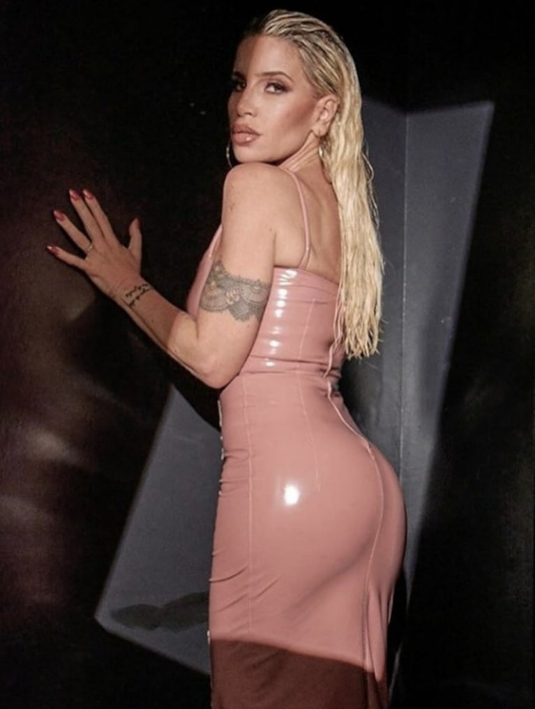 Florencia Peña le copió el look a Wanda Nara: vestido engomado en color rosa