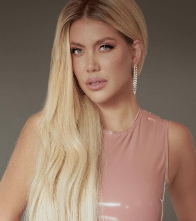 Florencia Peña le copió el look a Wanda Nara: vestido engomado en color rosa