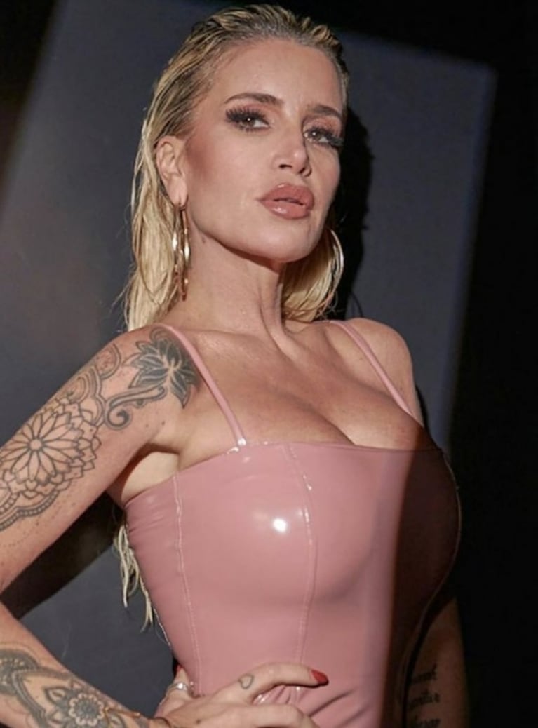 Florencia Peña le copió el look a Wanda Nara: vestido engomado en color rosa